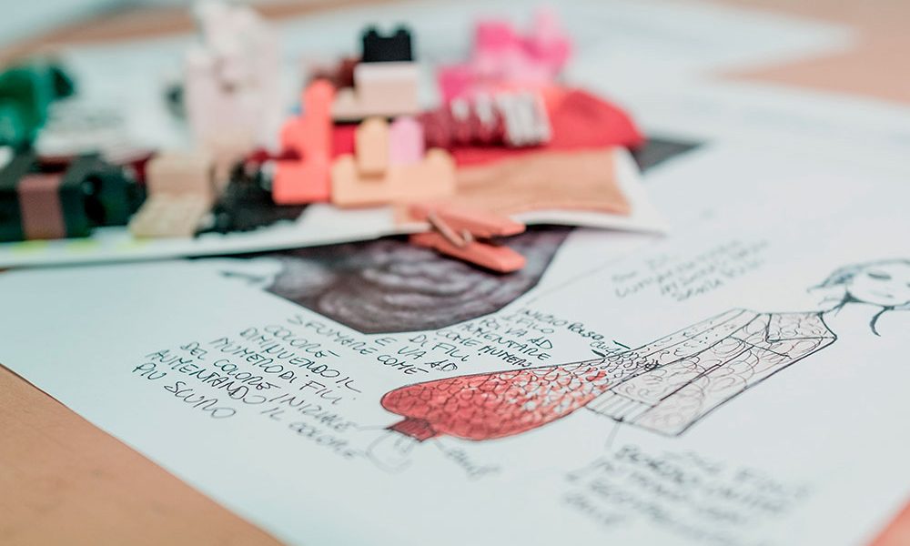 Dettaglio con bozzetti e palette colori materica