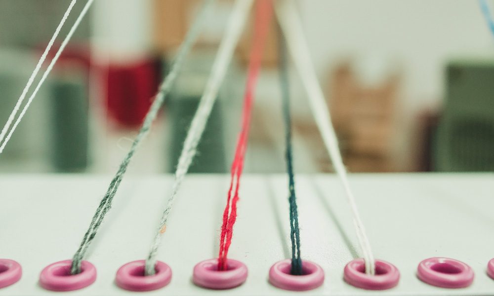 Dettaglio lavorazione filati a maglia